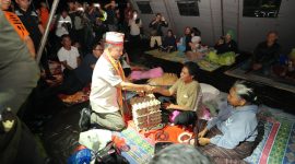Menteri Dalam Negeri (Mendagri) Muhammad Tito Karnavian saat memberikan bantuan sembako kepada masyarakat yang menjadi korban pascagempa NTT, Minggu (16/8/2026)