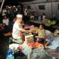 Menteri Dalam Negeri (Mendagri) Muhammad Tito Karnavian saat memberikan bantuan sembako kepada masyarakat yang menjadi korban pascagempa NTT, Minggu (16/8/2026)