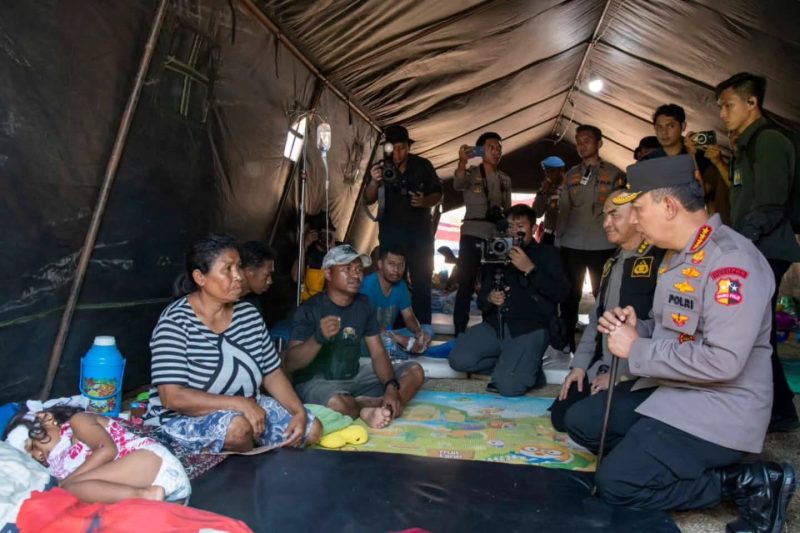 Kapolri Tinjau Langsung Korban Pascagempa di kabupaten Manggarai dan Kabupaten Manggarai Timur, Selasa (18/8/2026) (Foto.Dok. Flobamor.com)