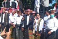Fransiskus Severius Vedi di dampingi tiga tua Golo saat pengambilan Nomor urut, Kamis (6/8/2026) Foto: Dok.isth)
