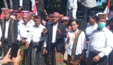 Fransiskus Severius Vedi di dampingi tiga tua Golo saat pengambilan Nomor urut, Kamis (6/8/2026) Foto: Dok.isth)