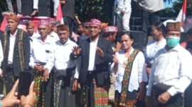 Fransiskus Severius Vedi di dampingi tiga tua Golo saat pengambilan Nomor urut, Kamis (6/8/2026) Foto: Dok.isth)