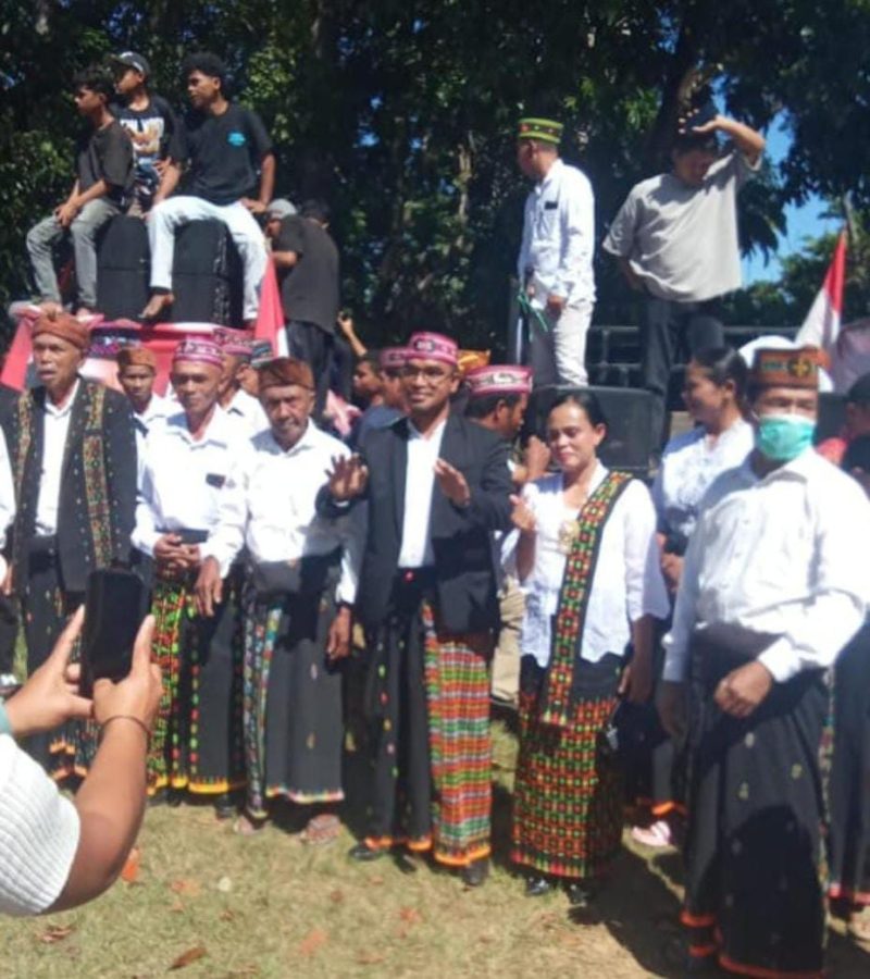 Fransiskus Severius Vedi di dampingi tiga tua Golo saat pengambilan Nomor urut, Kamis (6/8/2026) Foto: Dok.isth)
