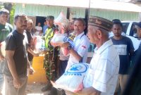 Penyaluran bantuan di Desa Wae Kanta, Kecamatan Lambor, Manggarai Barat, NTT, Selasa (18/8/2026) (Foto: Dok. Flobamor.com)