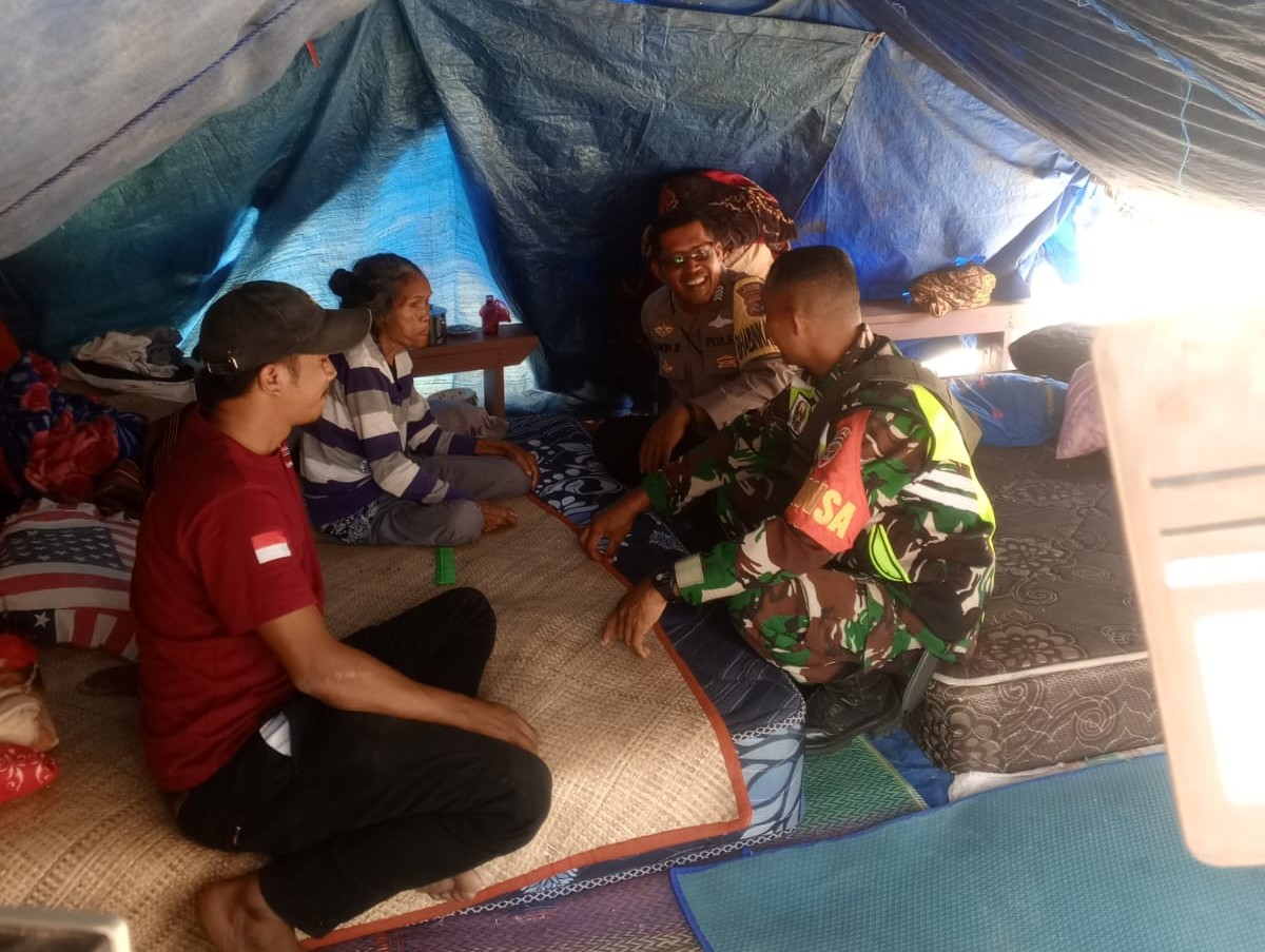 Bhabinkamtibmas dan Koramil Lembor Turun Langsung Salurkan Bantuan Kepada Korban Pascagempa