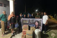Relawan BKH dan dr.Stevi Harman menyalurkan bantuan di kecamatan Rahong Utara, Kabupaten Manggarai, Nusa Tenggara Timur (NTT) Rabu, (19/8/2026). Foto: Doc. Redaksi Flobamor.com