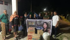 Relawan BKH dan dr.Stevi Harman menyalurkan bantuan di kecamatan Rahong Utara, Kabupaten Manggarai, Nusa Tenggara Timur (NTT) Rabu, (19/8/2026). Foto: Doc. Redaksi Flobamor.com