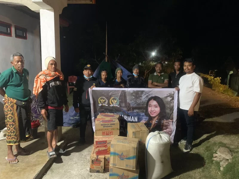 Relawan BKH dan dr.Stevi Harman menyalurkan bantuan di kecamatan Rahong Utara, Kabupaten Manggarai, Nusa Tenggara Timur (NTT) Rabu, (19/8/2026). Foto: Doc. Redaksi Flobamor.com