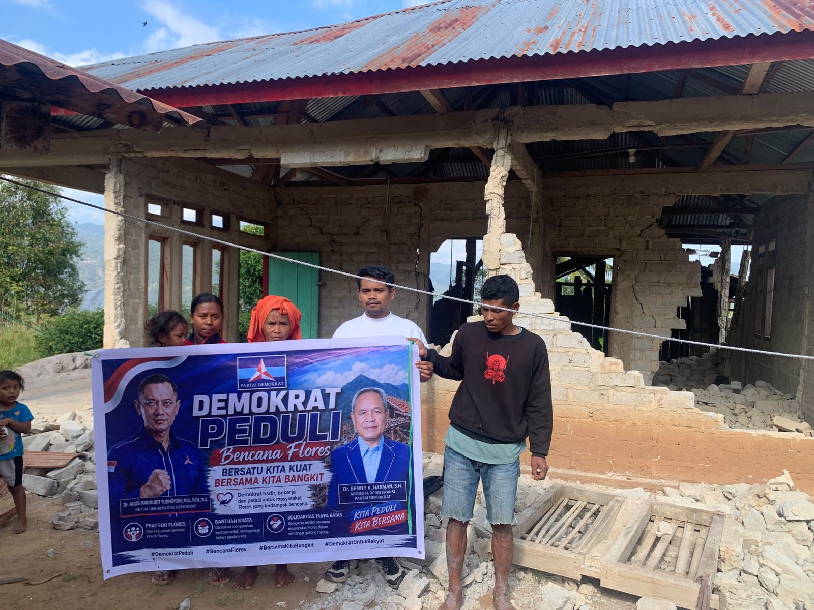BKH dan Senator Stevi Harman Salurkan Ratusan Paket Sembako untuk Korban Gempa di Rahong Utara