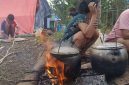 Potret Pilu warga Bea Muring. Ditengah keterbatasan, mereka memasak dengan peralatan sederhana di tengah pengungsian, sambil menunggu bantuan yang hingga hari ketujuh pascagempa belum juga tiba. (Foto: Doc.Lastri)