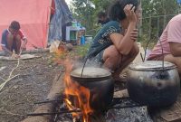 Potret Pilu warga Bea Muring. Ditengah keterbatasan, mereka memasak dengan peralatan sederhana di tengah pengungsian, sambil menunggu bantuan yang hingga hari ketujuh pascagempa belum juga tiba. (Foto: Doc.Lastri)