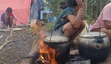 Potret Pilu warga Bea Muring. Ditengah keterbatasan, mereka memasak dengan peralatan sederhana di tengah pengungsian, sambil menunggu bantuan yang hingga hari ketujuh pascagempa belum juga tiba. (Foto: Doc.Lastri)
