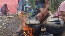 Potret Pilu warga Bea Muring. Ditengah keterbatasan, mereka memasak dengan peralatan sederhana di tengah pengungsian, sambil menunggu bantuan yang hingga hari ketujuh pascagempa belum juga tiba. (Foto: Doc.Lastri)