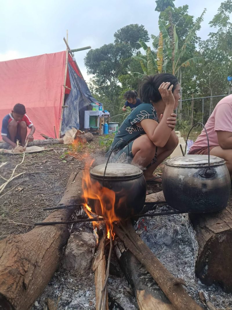 Potret Pilu warga Bea Muring. Ditengah keterbatasan, mereka memasak dengan peralatan sederhana di tengah pengungsian, sambil menunggu bantuan yang hingga hari ketujuh pascagempa belum juga tiba. (Foto: Doc.Lastri)