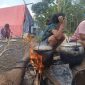 Potret Pilu warga Bea Muring. Ditengah keterbatasan, mereka memasak dengan peralatan sederhana di tengah pengungsian, sambil menunggu bantuan yang hingga hari ketujuh pascagempa belum juga tiba. (Foto: Doc.Lastri)