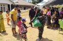 Berbagi Kasih Ditengah Pascagempa, Babinsa Kopda Ahmad Hadirkan Senyum untuk Anak-anak Terdampak (Foto: Doc. Flobamor.com)
