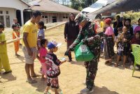 Berbagi Kasih Ditengah Pascagempa, Babinsa Kopda Ahmad Hadirkan Senyum untuk Anak-anak Terdampak (Foto: Doc. Flobamor.com)