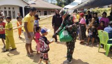 Berbagi Kasih Ditengah Pascagempa, Babinsa Kopda Ahmad Hadirkan Senyum untuk Anak-anak Terdampak (Foto: Doc. Flobamor.com)