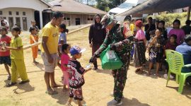Berbagi Kasih Ditengah Pascagempa, Babinsa Kopda Ahmad Hadirkan Senyum untuk Anak-anak Terdampak (Foto: Doc. Flobamor.com)