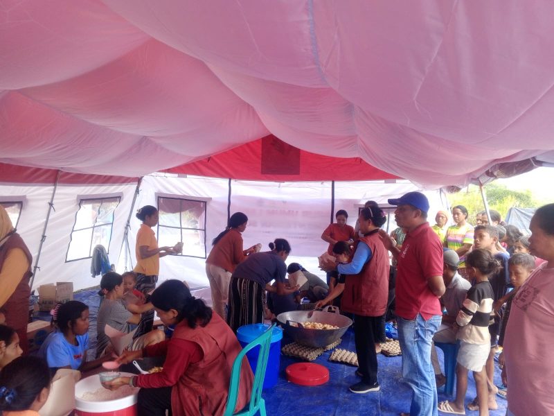 Dapur Umum Kemensos di Desa Wae Mowol, Kecamatan Lembor, Kabupaten Manggarai Barat, NTT, Buka Akses untuk Seluruh Desa Terdampak Gempa (Foto: Doc.Flobamor.com)