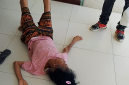 Pasien Veronika Ninur saat tergeletak di lantai, tepatnya di depan IGD RSUD Komodo Labuan Bajo (Foto: Dok. Deni/Flobamor.com)
