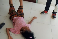 Pasien Veronika Ninur saat tergeletak di lantai, tepatnya di depan IGD RSUD Komodo Labuan Bajo (Foto: Dok. Deni/Flobamor.com)