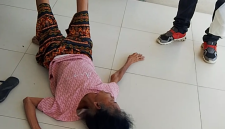 Pasien Veronika Ninur saat tergeletak di lantai, tepatnya di depan IGD RSUD Komodo Labuan Bajo (Foto: Dok. Deni/Flobamor.com)
