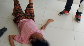 Pasien Veronika Ninur saat tergeletak di lantai, tepatnya di depan IGD RSUD Komodo Labuan Bajo (Foto: Dok. Deni/Flobamor.com)