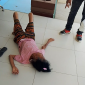 Pasien Veronika Ninur saat tergeletak di lantai, tepatnya di depan IGD RSUD Komodo Labuan Bajo (Foto: Dok. Deni/Flobamor.com)