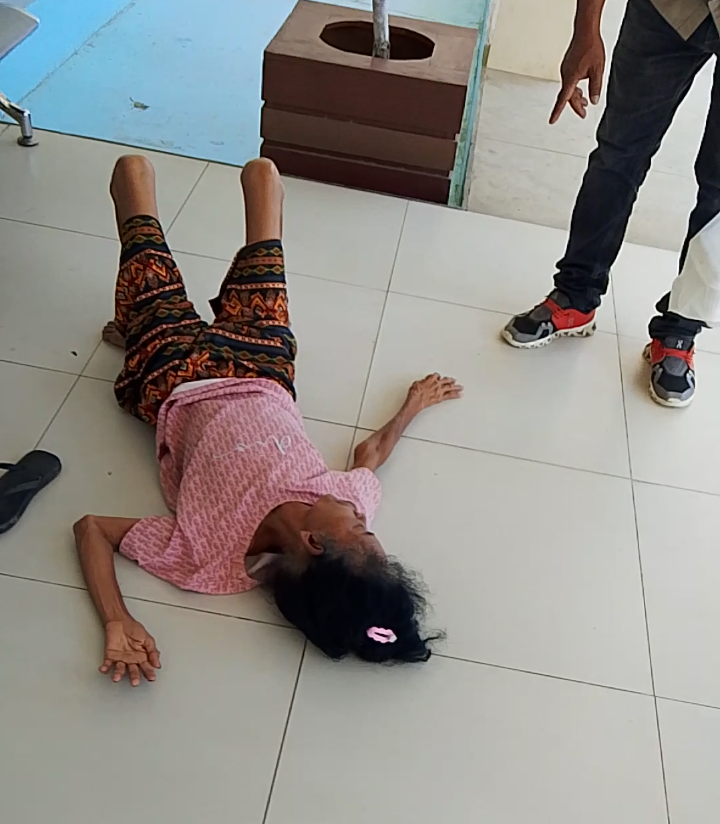 Pasien Veronika Ninur saat tergeletak di lantai, tepatnya di depan IGD RSUD Komodo Labuan Bajo (Foto: Dok. Deni/Flobamor.com)