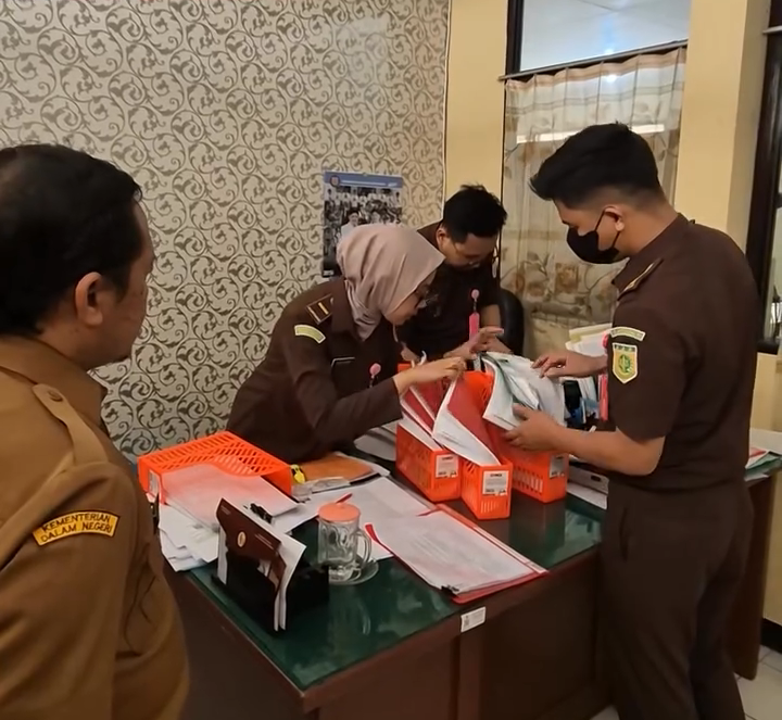 Tim Penyidik Kejaksaan Negeri Wonosobo menggeledah Kantor Dinas Sosial Wonosobo terkait kasus dugaan korupsi Bansos PKH, Kamis (6/8/2026) (Foto: Dok.isth)