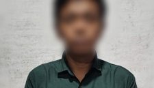 Satuan Reserse Kriminal (Satreskrim) Polres Manggarai Barat menahan seorang calo wisata berinisial SO (33) akibat menilap uang ratusan juta rupiah. Ulah tersangka menyebabkan 22 wisatawan asal Tiongkok telantar saat tiba di Labuan Bajo, Nusa Tenggara Timur.