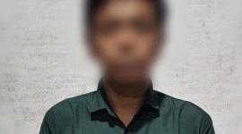 Satuan Reserse Kriminal (Satreskrim) Polres Manggarai Barat menahan seorang calo wisata berinisial SO (33) akibat menilap uang ratusan juta rupiah. Ulah tersangka menyebabkan 22 wisatawan asal Tiongkok telantar saat tiba di Labuan Bajo, Nusa Tenggara Timur.