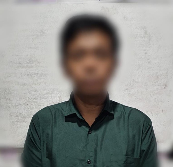Satuan Reserse Kriminal (Satreskrim) Polres Manggarai Barat menahan seorang calo wisata berinisial SO (33) akibat menilap uang ratusan juta rupiah. Ulah tersangka menyebabkan 22 wisatawan asal Tiongkok telantar saat tiba di Labuan Bajo, Nusa Tenggara Timur.