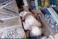 Maria Nosam, Seorang ibu di Manggarai Timur ditemukan meninggal dunia dalam kondisi masih memeluk bayinya di bawah reruntuhan rumah akibat gempa. Foto: Dok. Flobamor.com