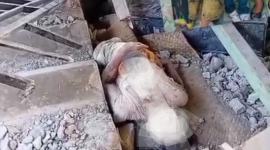 Maria Nosam, Seorang ibu di Manggarai Timur ditemukan meninggal dunia dalam kondisi masih memeluk bayinya di bawah reruntuhan rumah akibat gempa. Foto: Dok. Flobamor.com