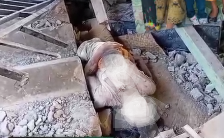 Maria Nosam, Seorang ibu di Manggarai Timur ditemukan meninggal dunia dalam kondisi masih memeluk bayinya di bawah reruntuhan rumah akibat gempa. Foto: Dok. Flobamor.com