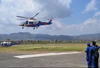Polri mengerahkan personel SAR, Brimob, tenaga kesehatan, K9, Dokkes, hingga tim trauma healing untuk membantu proses evakuasi, pencarian korban, pelayanan kesehatan dan pemulihan masyarakat.
Bantuan tersebut menjadi bagian dari operasi kemanusiaan Polri pascagempa yang mengguncang Flores pada Sabtu (15/8/2026). Foto: Dok.Flobamor.com