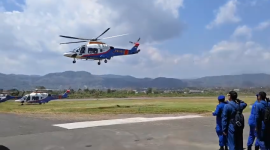 Polri mengerahkan personel SAR, Brimob, tenaga kesehatan, K9, Dokkes, hingga tim trauma healing untuk membantu proses evakuasi, pencarian korban, pelayanan kesehatan dan pemulihan masyarakat.
Bantuan tersebut menjadi bagian dari operasi kemanusiaan Polri pascagempa yang mengguncang Flores pada Sabtu (15/8/2026). Foto: Dok.Flobamor.com