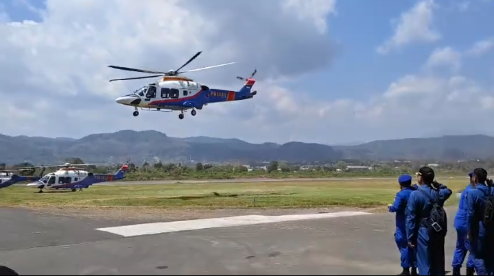 Polri mengerahkan personel SAR, Brimob, tenaga kesehatan, K9, Dokkes, hingga tim trauma healing untuk membantu proses evakuasi, pencarian korban, pelayanan kesehatan dan pemulihan masyarakat.
Bantuan tersebut menjadi bagian dari operasi kemanusiaan Polri pascagempa yang mengguncang Flores pada Sabtu (15/8/2026). Foto: Dok.Flobamor.com