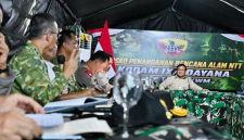Presiden Prabowo Subianto memimpin rapat penanganan bencana gempa bumi di Posko Penanganan Gempa Bumi di Bataliyon Yonif TP 834/WM, Kabupaten Nagekeo, Provinsi Nusa Tenggara Timur (NTT), pada Rabu, 26 Agustus 2026. Foto: BPMI Setpres/Laily Rachev)