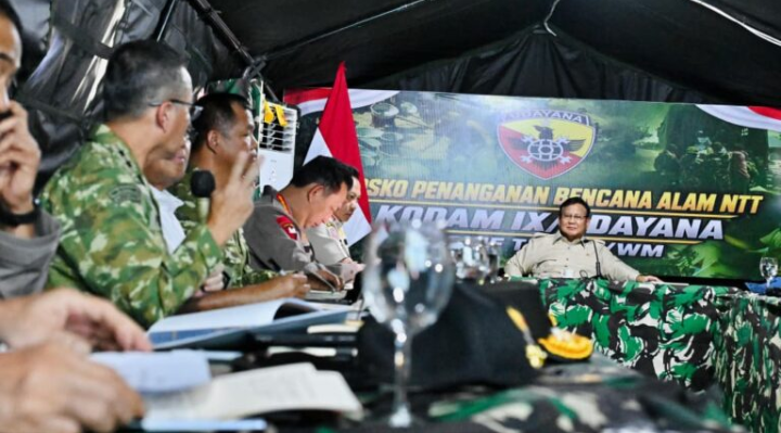 Presiden Prabowo Subianto memimpin rapat penanganan bencana gempa bumi di Posko Penanganan Gempa Bumi di Bataliyon Yonif TP 834/WM, Kabupaten Nagekeo, Provinsi Nusa Tenggara Timur (NTT), pada Rabu, 26 Agustus 2026. Foto: BPMI Setpres/Laily Rachev)