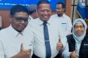 Mahasiswa baru Undip Adriano Jeconia Padama, Rektor Undip Prof Suharnomo dan kepala Bulog Jateng, Sri Muniati (kiri ke kanan) memberikan keterangan kepada warrawan di kampus Undip Tembalang Semarang, Senin 10 Agustus 2026