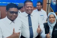 Mahasiswa baru Undip Adriano Jeconia Padama, Rektor Undip Prof Suharnomo dan kepala Bulog Jateng, Sri Muniati (kiri ke kanan) memberikan keterangan kepada warrawan di kampus Undip Tembalang Semarang, Senin 10 Agustus 2026