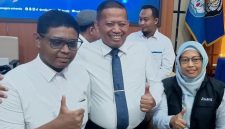Mahasiswa baru Undip Adriano Jeconia Padama, Rektor Undip Prof Suharnomo dan kepala Bulog Jateng, Sri Muniati (kiri ke kanan) memberikan keterangan kepada warrawan di kampus Undip Tembalang Semarang, Senin 10 Agustus 2026