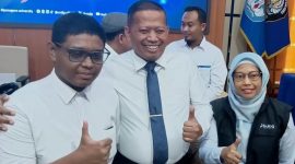 Mahasiswa baru Undip Adriano Jeconia Padama, Rektor Undip Prof Suharnomo dan kepala Bulog Jateng, Sri Muniati (kiri ke kanan) memberikan keterangan kepada warrawan di kampus Undip Tembalang Semarang, Senin 10 Agustus 2026