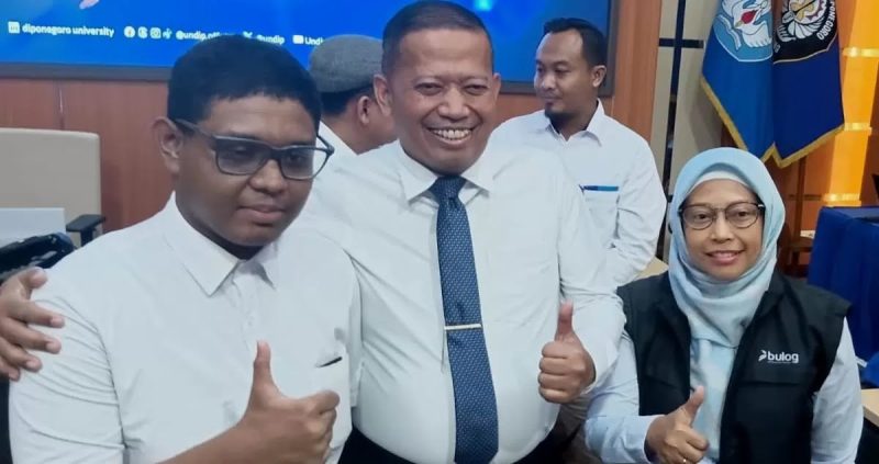 Mahasiswa baru Undip Adriano Jeconia Padama, Rektor Undip Prof Suharnomo dan kepala Bulog Jateng, Sri Muniati (kiri ke kanan) memberikan keterangan kepada warrawan di kampus Undip Tembalang Semarang, Senin 10 Agustus 2026