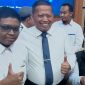 Mahasiswa baru Undip Adriano Jeconia Padama, Rektor Undip Prof Suharnomo dan kepala Bulog Jateng, Sri Muniati (kiri ke kanan) memberikan keterangan kepada warrawan di kampus Undip Tembalang Semarang, Senin 10 Agustus 2026
