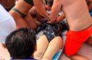 Upaya resusitasi jantung paru (RJP)
saat seorang turis asing mengalami kondisi darurat setelah tenggelam di Long Pink Beach, Labuan Bajo, Selasa (25/8/2026). (Foto:Doc. Flobamor.com)
