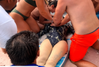 Upaya resusitasi jantung paru (RJP)
saat seorang turis asing mengalami kondisi darurat setelah tenggelam di Long Pink Beach, Labuan Bajo, Selasa (25/8/2026). (Foto:Doc. Flobamor.com)